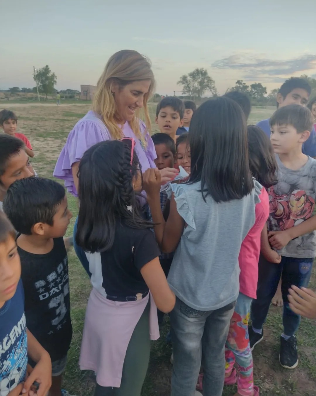 Cecilia Gortari en actividades de desarrollo social con niños en la comunidad