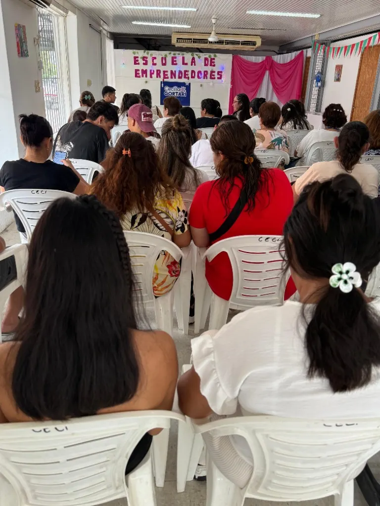 Aula completa de la Escuela de Emprendedores durante una clase, con el cartel de la Escuela al frente
