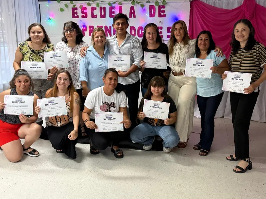Grupo de egresadas y egresados de la Escuela de Emprendedores mostrando sus certificados junto a Cecilia Gortari